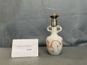 Un vase en porcelaine de Chine &agrave; monture en argent &agrave; d&eacute;cor d'un dragon et d'un ph&eacute;nix en rouge de fer, Kangxi