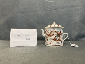 Une th&eacute;i&egrave;re couverte en porcelaine de Chine famille rose &agrave; d&eacute;cor de dragons, 19&egrave;me