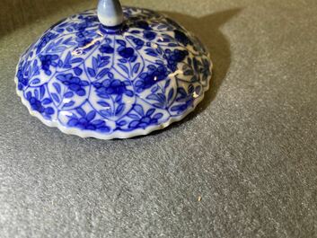 Une tasse couverte et soucoupe en porcelaine de Chine en bleu et blanc pour le march&eacute; fran&ccedil;ais, Kangxi