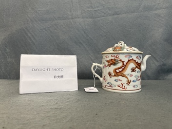 Une th&eacute;i&egrave;re couverte en porcelaine de Chine famille rose &agrave; d&eacute;cor de dragons, 19&egrave;me