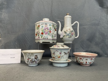 Quatre th&eacute;i&egrave;res, trois bols et une bo&icirc;te &agrave; th&eacute; en porcelaine de Chine famille rose, 19/20&egrave;me