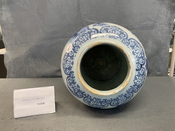 Un vase en fa&iuml;ence de Delft en bleu et blanc &agrave; d&eacute;cor chinoiserie avec un &eacute;l&eacute;phant, fin du 17&egrave;me