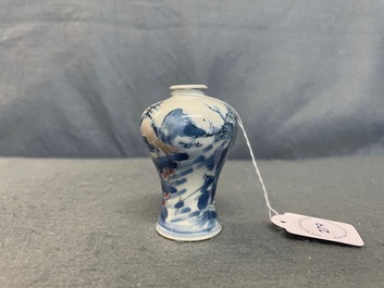 Un vase miniature de forme meiping en porcelaine de Chine en bleu, blanc et rouge de cuivre, Kangxi