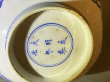 Twee Chinese blauw-witte kommen, Chenghua merk, Kangxi