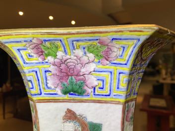 Un vase quadrangulaire en porcelaine de Chine famille rose &agrave; d&eacute;cor 'Wu Shuang Pu', 19&egrave;me