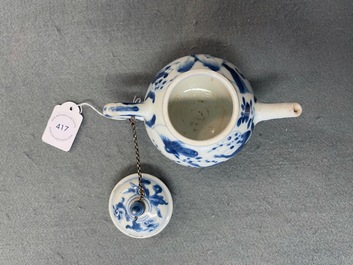 Een Chinese blauw-witte driepotige theepot met figuren in een landschap, Kangxi