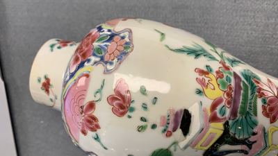 Une garniture de cinq vases en porcelaine de Chine famille rose &agrave; d&eacute;cor d'antiquit&eacute;s, Qianlong