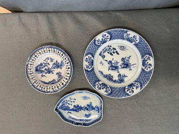 Een uitgebreid Chinees blauw-wit servies met jachtdecor, 18/19e eeuw