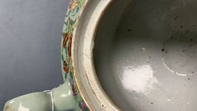 Un service &agrave; th&eacute; en porcelaine de Chine famille rose de Canton &agrave; fond c&eacute;ladon, 19&egrave;me