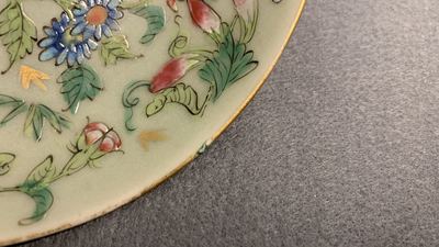 Een Chinees Canton famille rose theeservies met celadon fondkleur, 19e eeuw