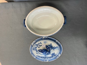 Een uitgebreid Chinees blauw-wit servies met jachtdecor, 18/19e eeuw