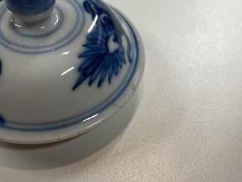 Une th&eacute;i&egrave;re couverte en porcelaine de Chine en bleu et blanc, Kangxi