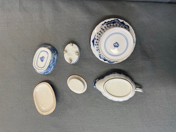 Een uitgebreid Chinees blauw-wit servies met jachtdecor, 18/19e eeuw