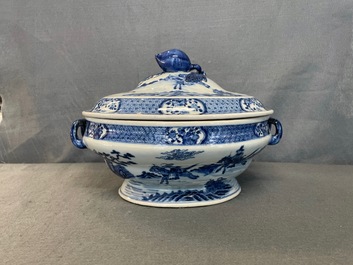 Een uitgebreid Chinees blauw-wit servies met jachtdecor, 18/19e eeuw