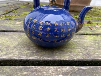 Een Chinese monochrome blauwe theepot met verguld decor, Qianlong merk en periode