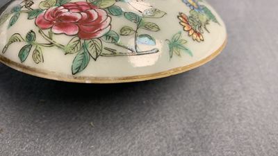 Een Chinees Canton famille rose theeservies met celadon fondkleur, 19e eeuw