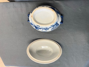 Een uitgebreid Chinees blauw-wit servies met jachtdecor, 18/19e eeuw