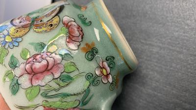 Un service &agrave; th&eacute; en porcelaine de Chine famille rose de Canton &agrave; fond c&eacute;ladon, 19&egrave;me