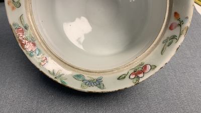 Un service &agrave; th&eacute; en porcelaine de Chine famille rose de Canton &agrave; fond c&eacute;ladon, 19&egrave;me