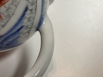 Une th&eacute;i&egrave;re couverte en porcelaine de Chine &agrave; d&eacute;cor de carpes et d'une grue, Yongzheng
