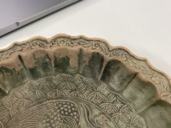 Een Chinese groen-geglazuurde lotusvormige 'feniksen' schotel, Yuan