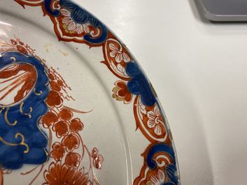 Une assiette en fa&iuml;ence de Delft dor&eacute; &agrave; d&eacute;cor d'un paon, 18&egrave;me