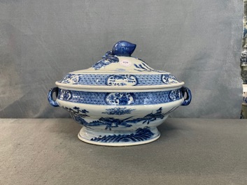 Een uitgebreid Chinees blauw-wit servies met jachtdecor, 18/19e eeuw