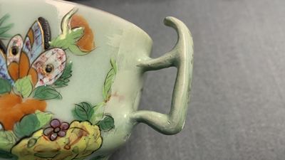 Un service &agrave; th&eacute; en porcelaine de Chine famille rose de Canton &agrave; fond c&eacute;ladon, 19&egrave;me