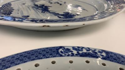 Een uitgebreid Chinees blauw-wit servies met jachtdecor, 18/19e eeuw