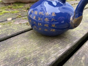 Une th&eacute;i&egrave;re en porcelaine de Chine &agrave; d&eacute;cor dor&eacute; sur fond bleu, marque et &eacute;poque de Qianlong