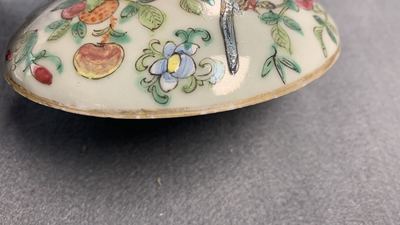 Een Chinees Canton famille rose theeservies met celadon fondkleur, 19e eeuw