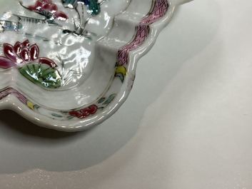 Une th&eacute;i&egrave;re sur support en porcelaine de Chine famille rose &agrave; d&eacute;cor d'un paysage, Yongzheng