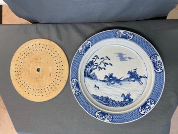 Een uitgebreid Chinees blauw-wit servies met jachtdecor, 18/19e eeuw