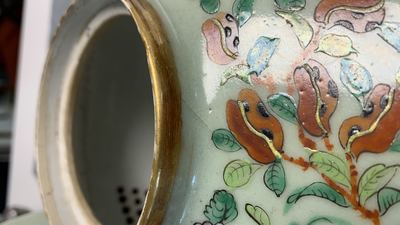 Un service &agrave; th&eacute; en porcelaine de Chine famille rose de Canton &agrave; fond c&eacute;ladon, 19&egrave;me