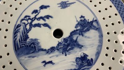 Een uitgebreid Chinees blauw-wit servies met jachtdecor, 18/19e eeuw