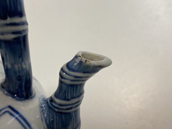 Une th&eacute;i&egrave;re couverte en porcelaine de Chine en bleu et blanc, Kangxi