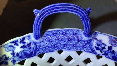 Een uitgebreid Chinees blauw-wit servies met jachtdecor, 18/19e eeuw