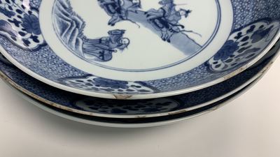 Een uitgebreid Chinees blauw-wit servies met jachtdecor, 18/19e eeuw