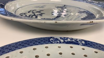 Een uitgebreid Chinees blauw-wit servies met jachtdecor, 18/19e eeuw