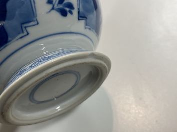 Een Chinese blauw-witte theepot met bamboevormige tuit en handvat, Kangxi