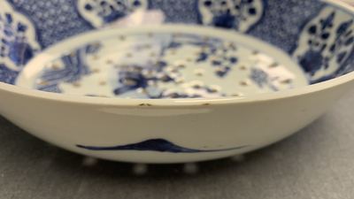 Een uitgebreid Chinees blauw-wit servies met jachtdecor, 18/19e eeuw