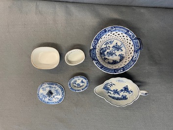 Een uitgebreid Chinees blauw-wit servies met jachtdecor, 18/19e eeuw