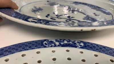 Een uitgebreid Chinees blauw-wit servies met jachtdecor, 18/19e eeuw