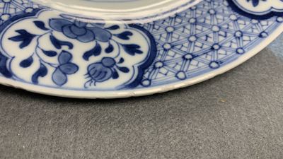 Een uitgebreid Chinees blauw-wit servies met jachtdecor, 18/19e eeuw