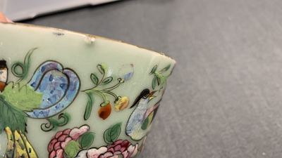 Un service &agrave; th&eacute; en porcelaine de Chine famille rose de Canton &agrave; fond c&eacute;ladon, 19&egrave;me