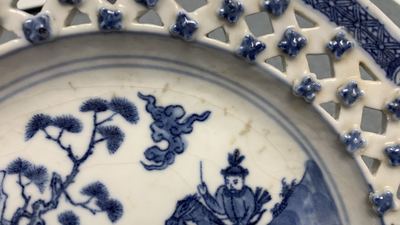 Een uitgebreid Chinees blauw-wit servies met jachtdecor, 18/19e eeuw