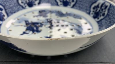 Een uitgebreid Chinees blauw-wit servies met jachtdecor, 18/19e eeuw