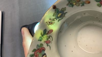 Un service &agrave; th&eacute; en porcelaine de Chine famille rose de Canton &agrave; fond c&eacute;ladon, 19&egrave;me