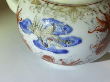 Een Chinese theepot met karpers en een kraanvogel, Yongzheng