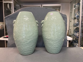 Een paar Chinese monochrome celadon vazen met onderglazuur decor, Qianlong merk, 19e eeuw